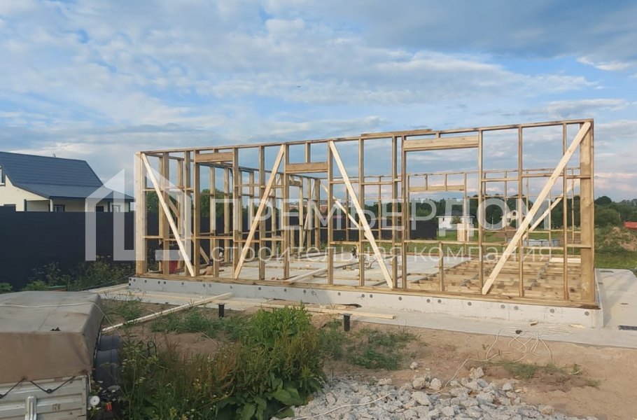 Фото со стройплощадок - Каркасный дом 9х13 м.