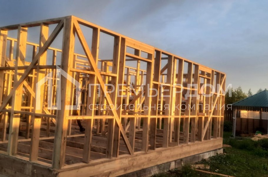 Фото со стройплощадок - Каркасный дом 8х8.5 м.